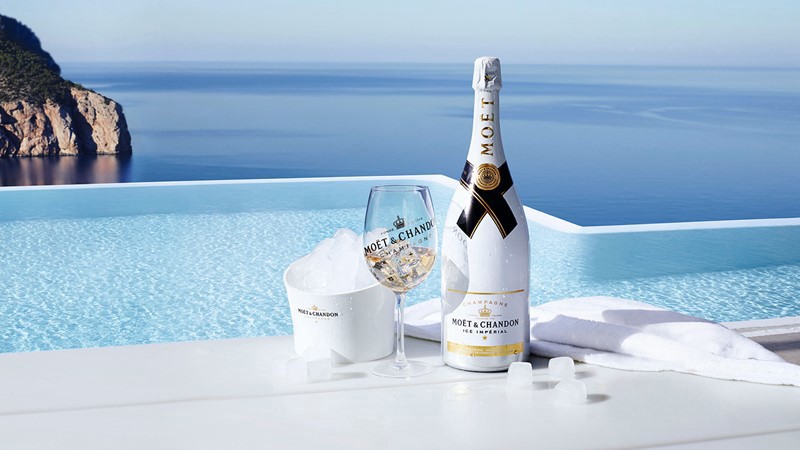 moet_chandon_ice_piscine.jpg